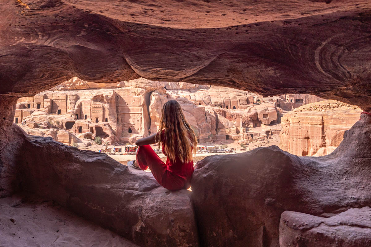 vue sur Pétra depuis une cavité