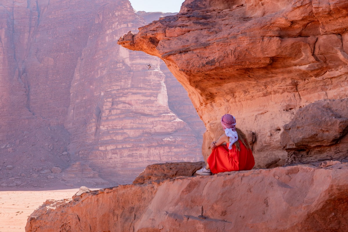 Personne assise dans les falaises du Wadi Rum