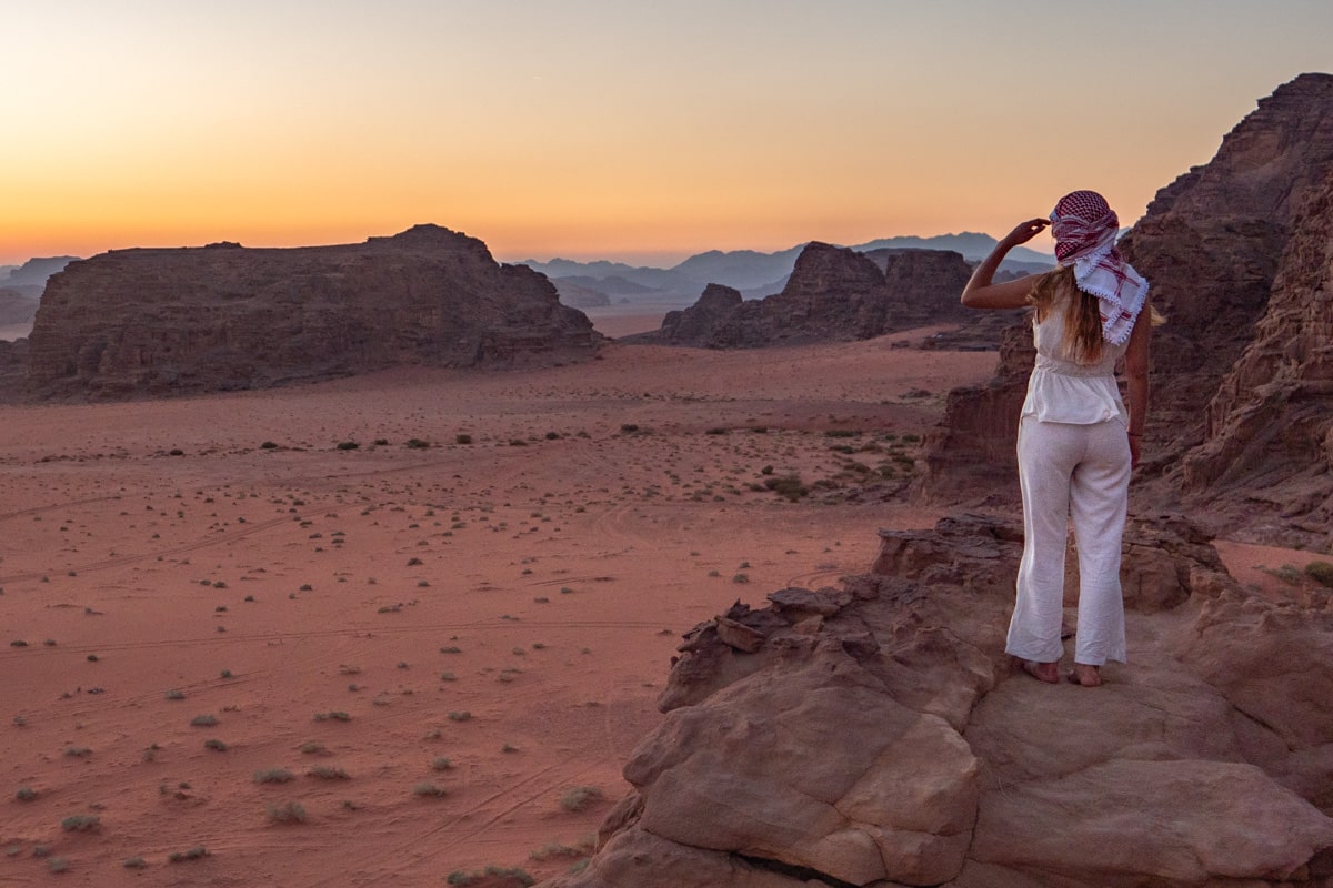 Observation du coucher de soleil dans le Wadi Rum