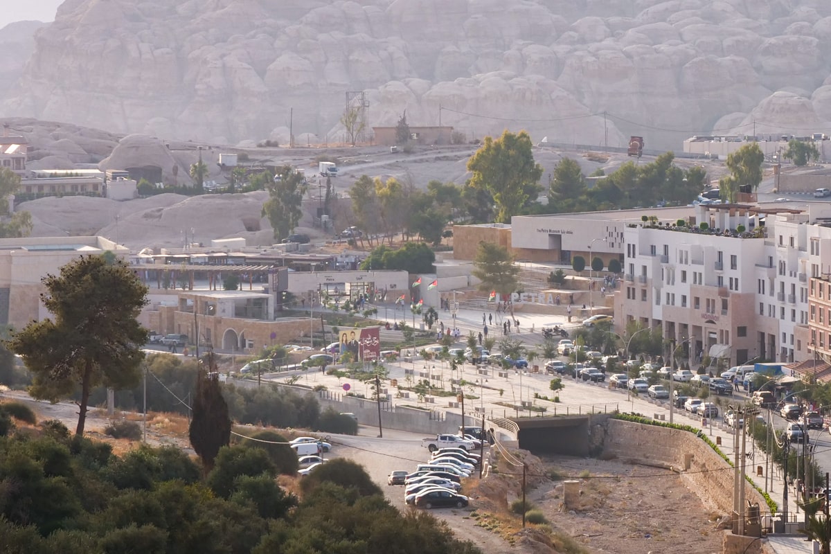 Vue sur la ville et l'entrée de Pétra