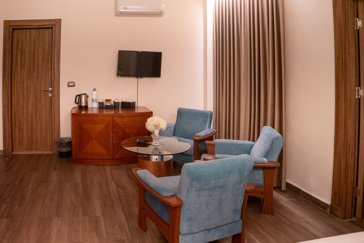 Coin salon dans la chambre du New Merryland Hotel