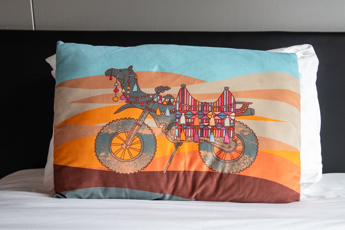 Coussin sur le lit du W Amman